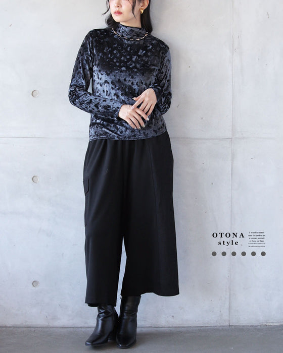 一枚で雰囲気が出て、重ねても映える。レオパード風ベロアトップス