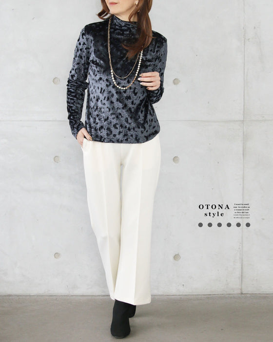 一枚で雰囲気が出て、重ねても映える。レオパード風ベロアトップス
