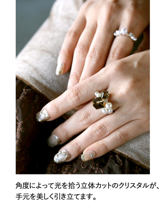 大人の日常に、心ときめく輝きを。クリスタル&パール リング
