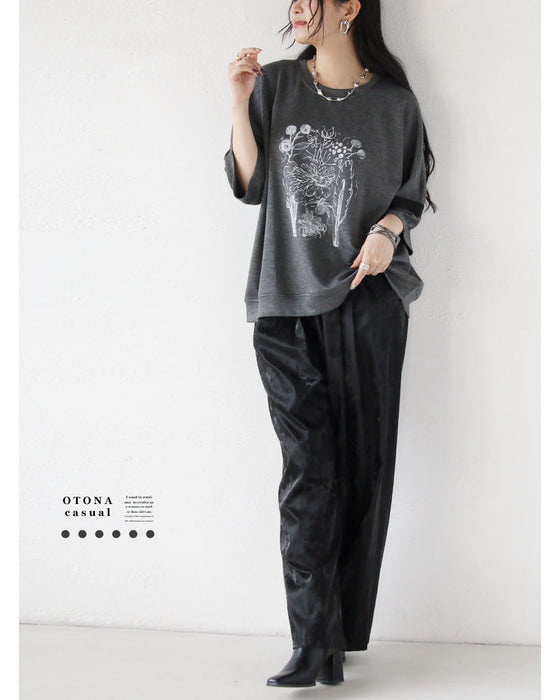 カジュアルにもきれいめにも振れる、大人のためのデザイントップス