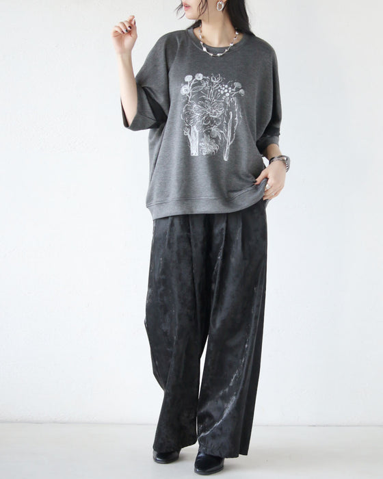 カジュアルにもきれいめにも振れる、大人のためのデザイントップス