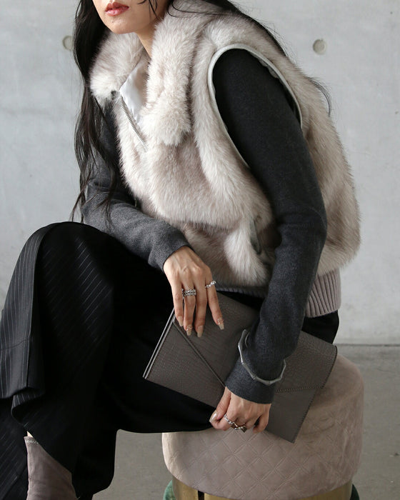 品のある華やぎを。ブルゾンにもベストにも。 気楽に袖が外せる2wayファーニットアウター