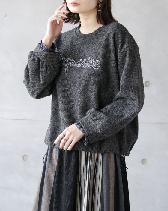 さりげないチェック柄で魅せる 異素材ロゴトップス。