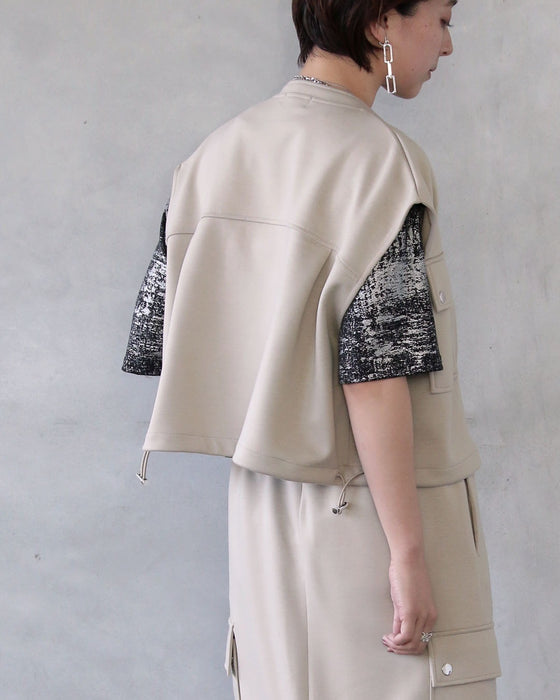 力を抜いて、品よく。着回し自在なベスト＆スカート