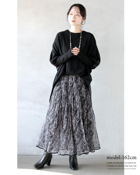 揺れるたび、品と余韻を纏う。ペイズリーシアースカート