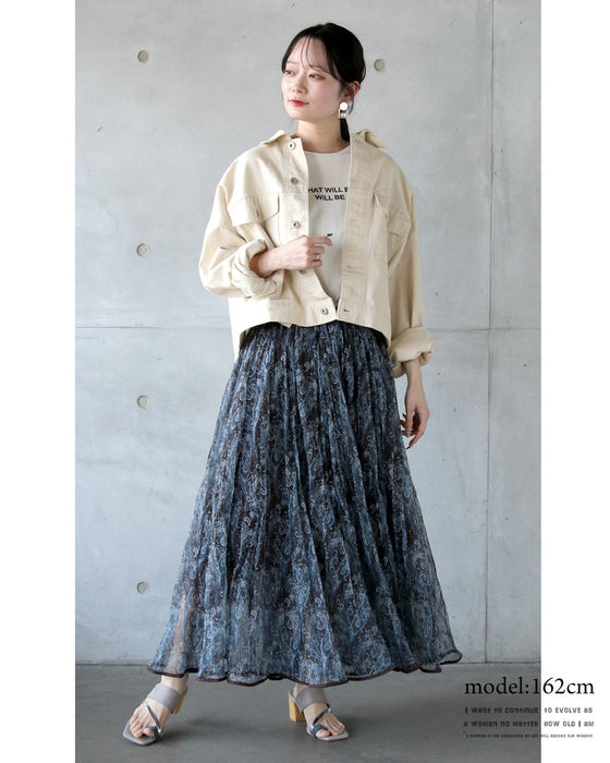 揺れるたび、品と余韻を纏う。ペイズリーシアースカート