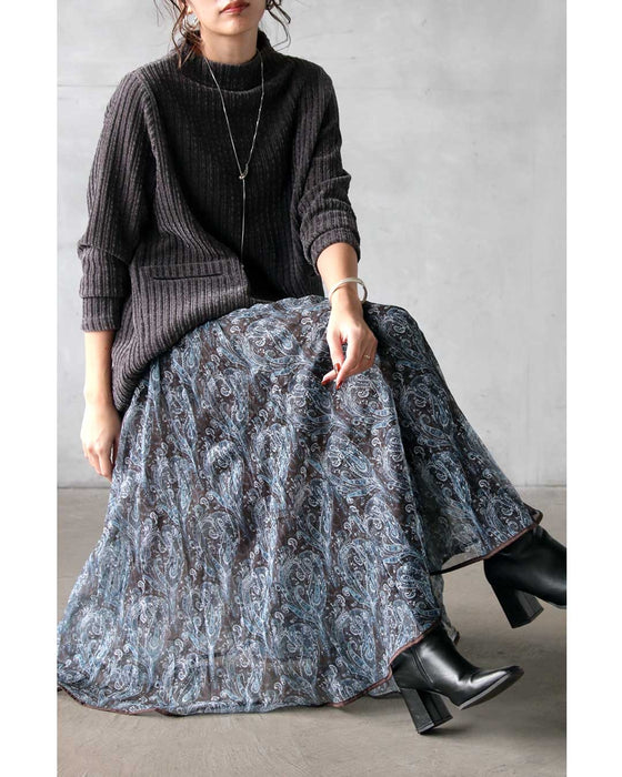 揺れるたび、品と余韻を纏う。ペイズリーシアースカート