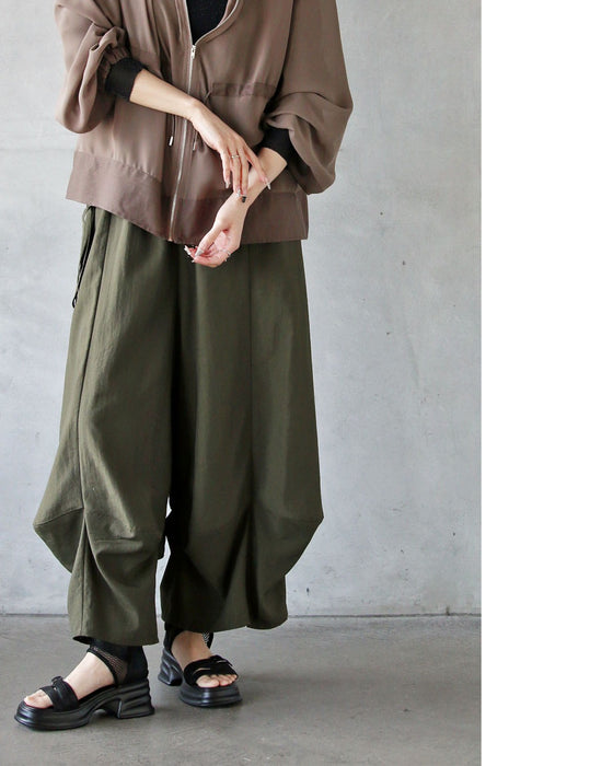 楽なのに洗練。立体タックパンツ