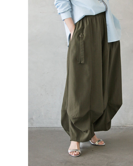 楽なのに洗練。立体タックパンツ