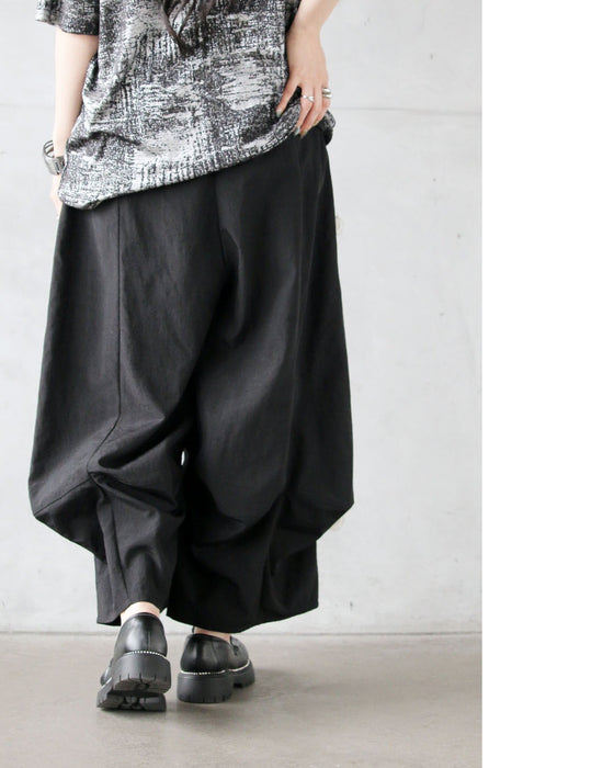 楽なのに洗練。立体タックパンツ