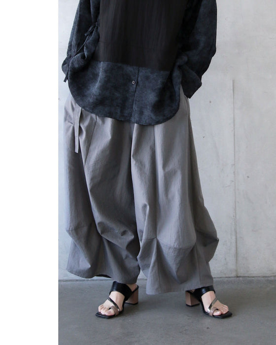 楽なのに洗練。立体タックパンツ