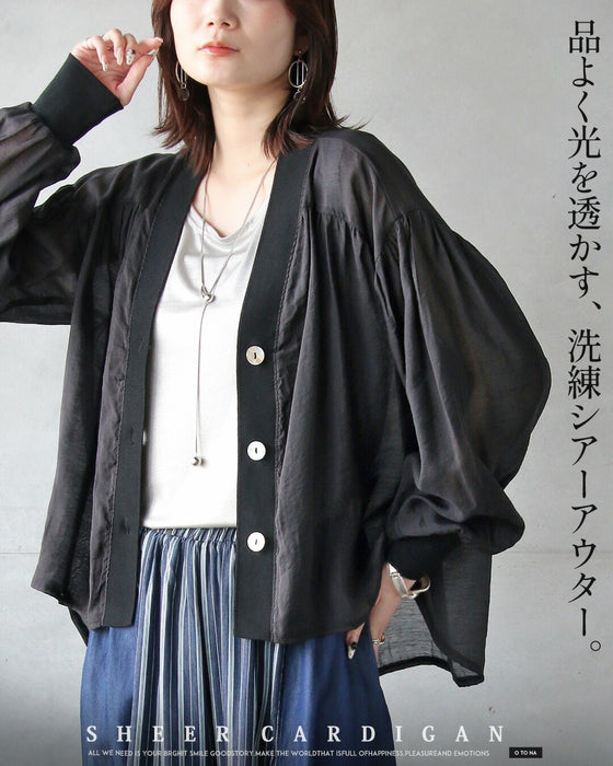 上品に光を透かす、洗練シアーアウター