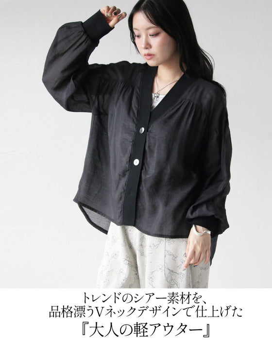 上品に光を透かす、洗練シアーアウター