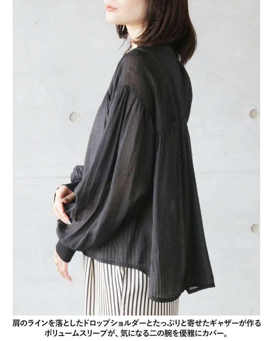 上品に光を透かす、洗練シアーアウター