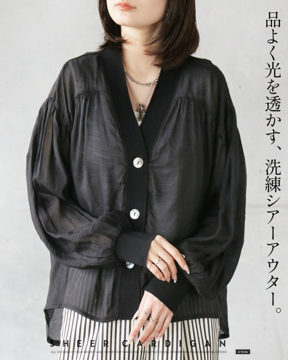 上品に光を透かす、洗練シアーアウター