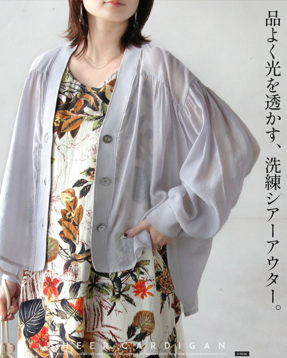 上品に光を透かす、洗練シアーアウター