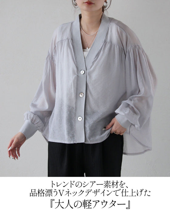 上品に光を透かす、洗練シアーアウター