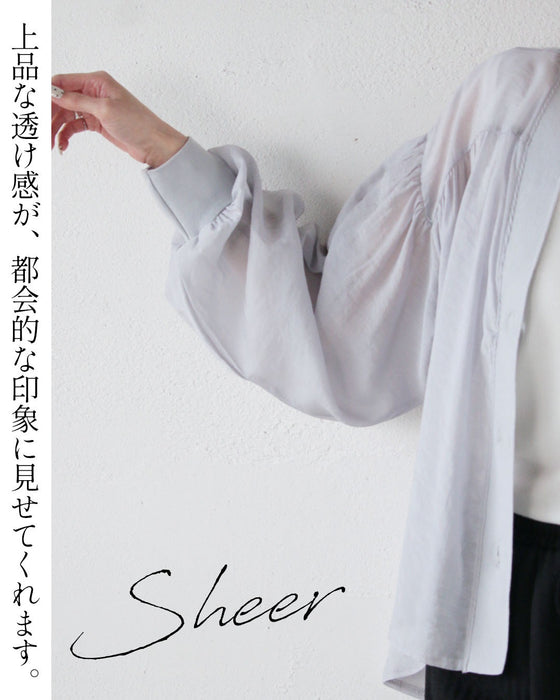 上品に光を透かす、洗練シアーアウター