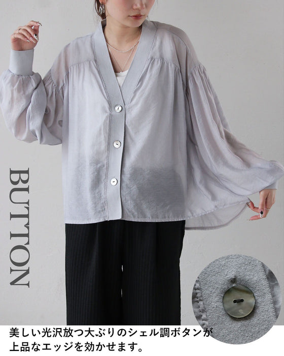 上品に光を透かす、洗練シアーアウター