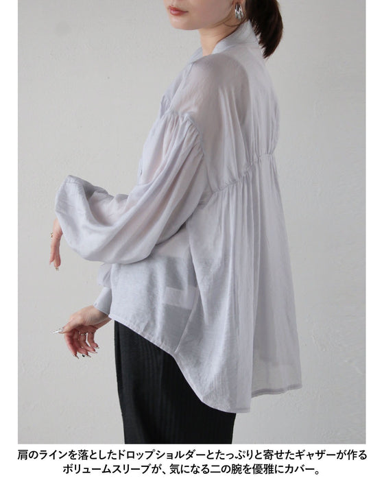 上品に光を透かす、洗練シアーアウター