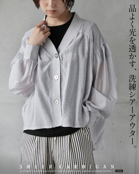 上品に光を透かす、洗練シアーアウター