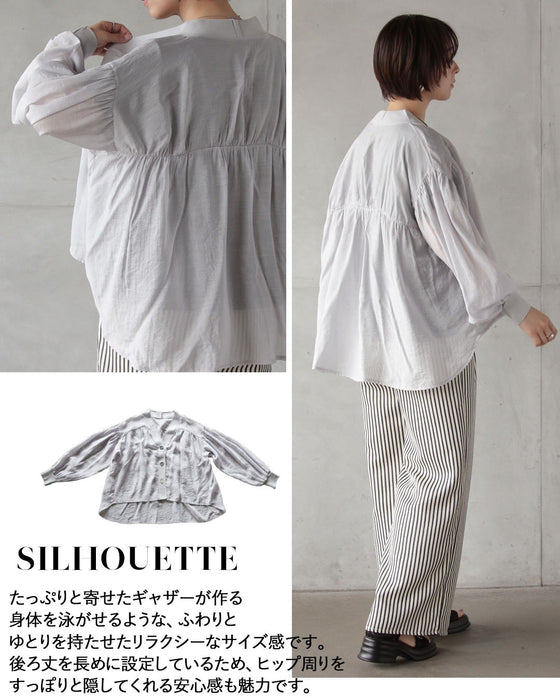 上品に光を透かす、洗練シアーアウター