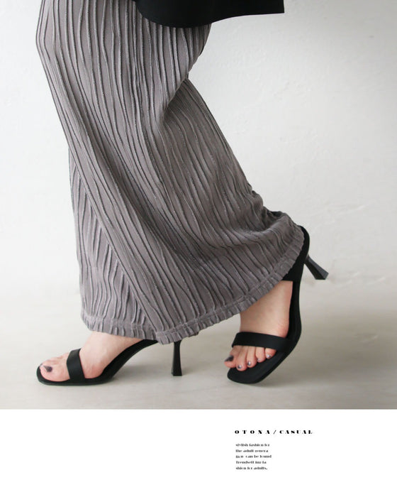 光を纏い、表情を変える。大人の洗練ラメプリーツパンツ