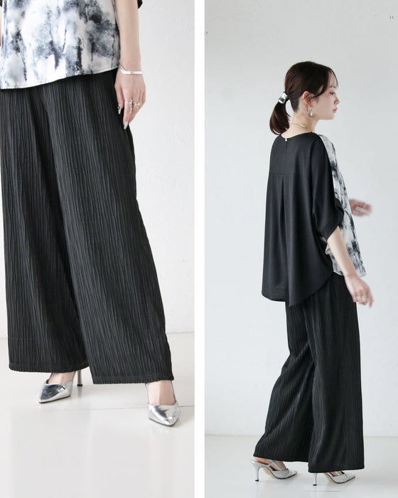 光を纏い、表情を変える。大人の洗練ラメプリーツパンツ