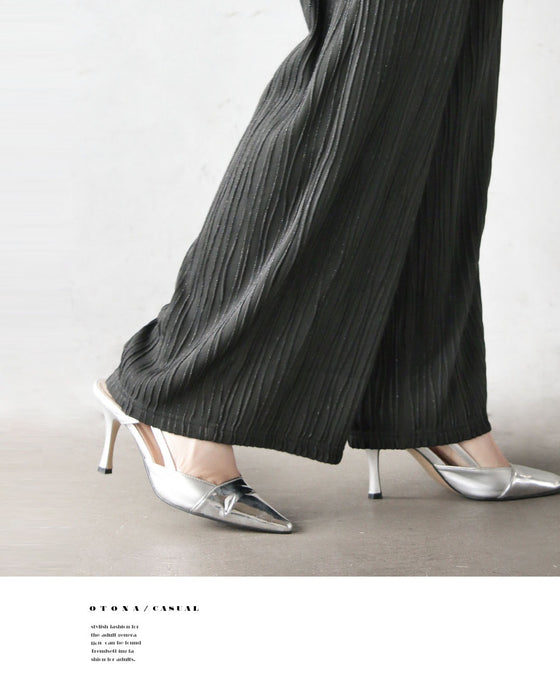 光を纏い、表情を変える。大人の洗練ラメプリーツパンツ