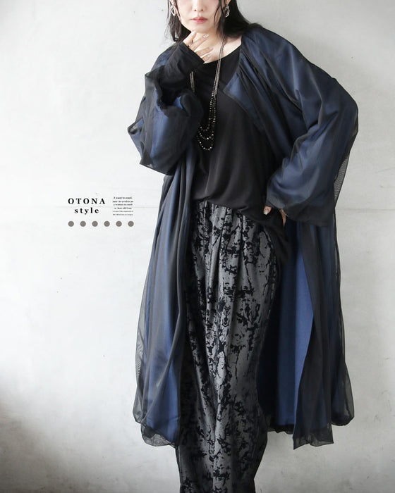 重ねるだけで、空気をまとう。モードに揺れるシアーロング羽織