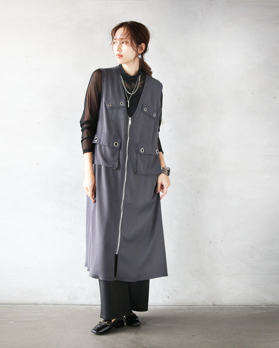 メタルボタンが映える モードなロング丈ベスト