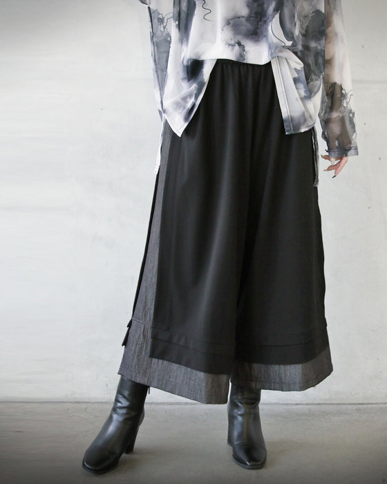 異素材のコントラストで魅せる、楽ちんモードパンツ