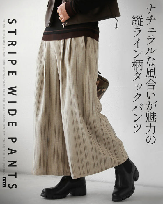 ナチュラルな風合いが魅力の、縦ライン柄タックパンツ。