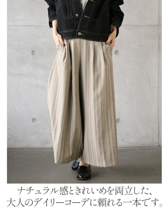 ナチュラルな風合いが魅力の、縦ライン柄タックパンツ。
