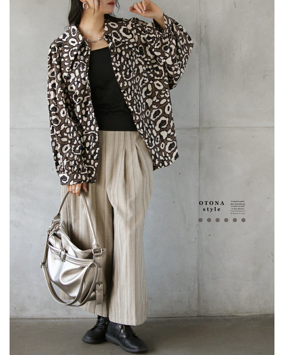 ナチュラルな風合いが魅力の、縦ライン柄タックパンツ。