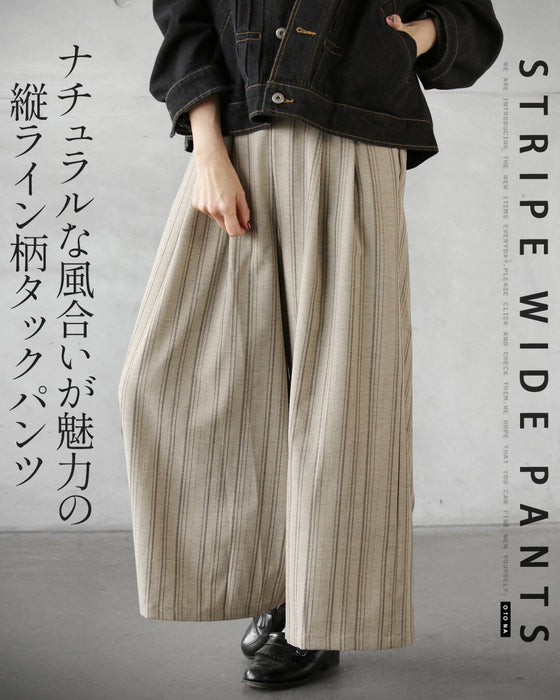 ナチュラルな風合いが魅力の、縦ライン柄タックパンツ。