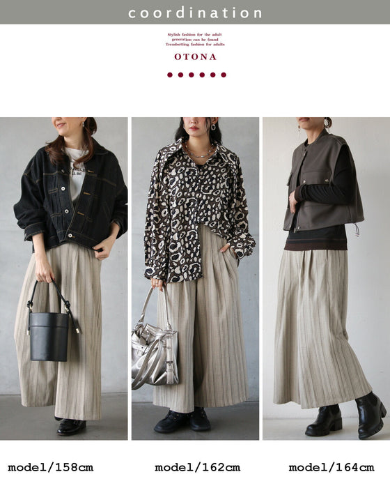 ナチュラルな風合いが魅力の、縦ライン柄タックパンツ。