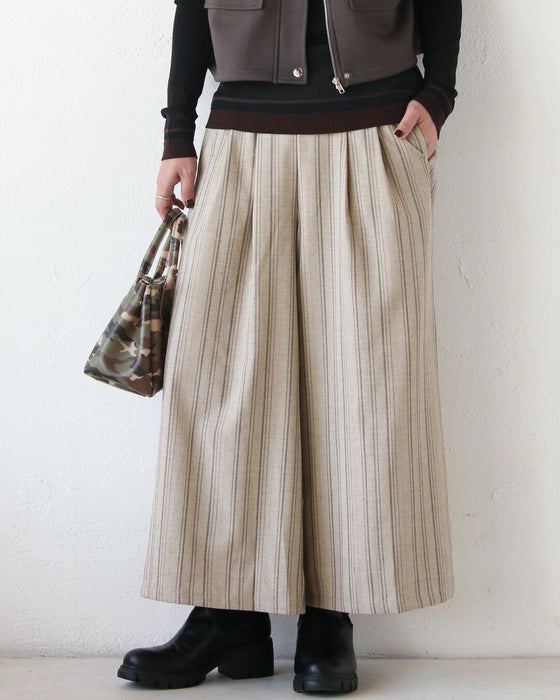 ナチュラルな風合いが魅力の、縦ライン柄タックパンツ。