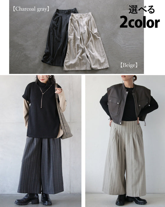 ナチュラルな風合いが魅力の、縦ライン柄タックパンツ。