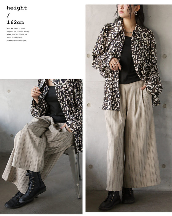 ナチュラルな風合いが魅力の、縦ライン柄タックパンツ。