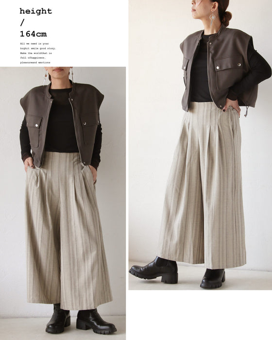 ナチュラルな風合いが魅力の、縦ライン柄タックパンツ。