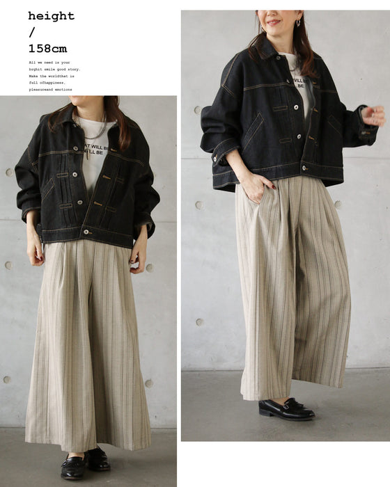 ナチュラルな風合いが魅力の、縦ライン柄タックパンツ。