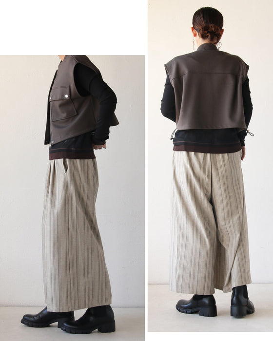 ナチュラルな風合いが魅力の、縦ライン柄タックパンツ。