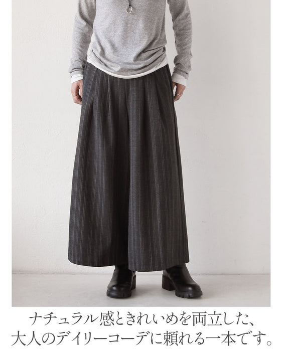 ナチュラルな風合いが魅力の、縦ライン柄タックパンツ。