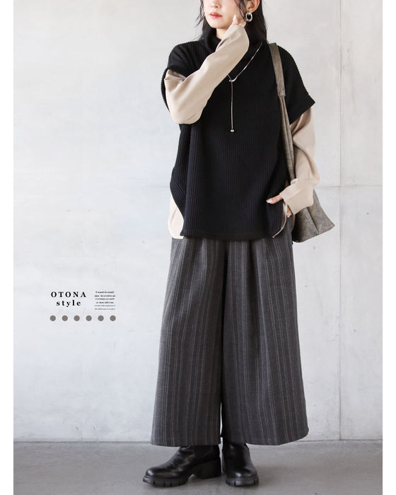 ナチュラルな風合いが魅力の、縦ライン柄タックパンツ。