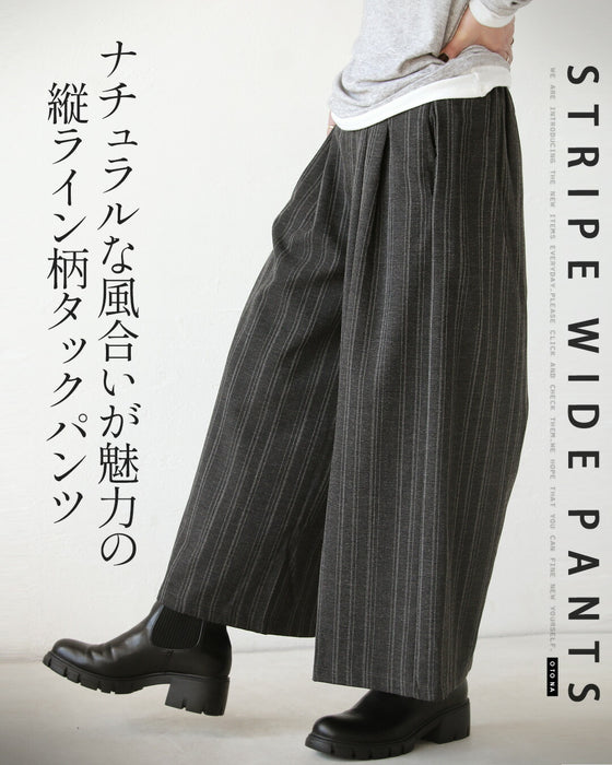 ナチュラルな風合いが魅力の、縦ライン柄タックパンツ。