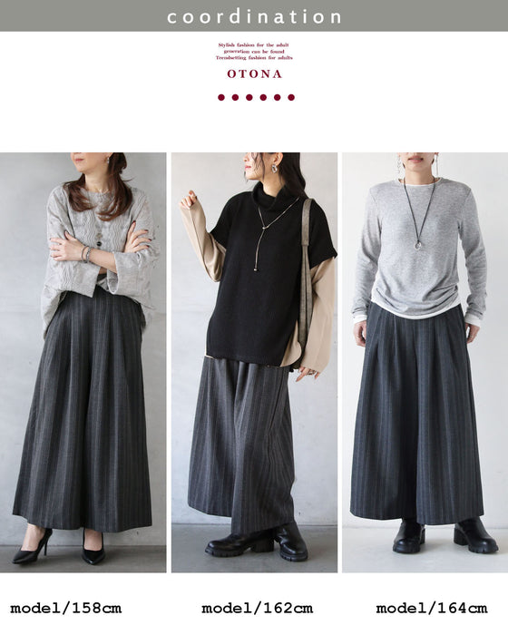 ナチュラルな風合いが魅力の、縦ライン柄タックパンツ。