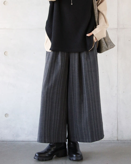 ナチュラルな風合いが魅力の、縦ライン柄タックパンツ。