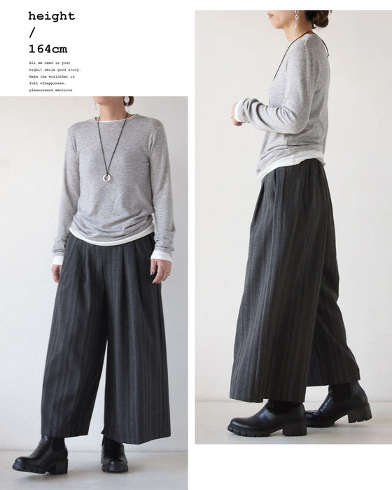 ナチュラルな風合いが魅力の、縦ライン柄タックパンツ。