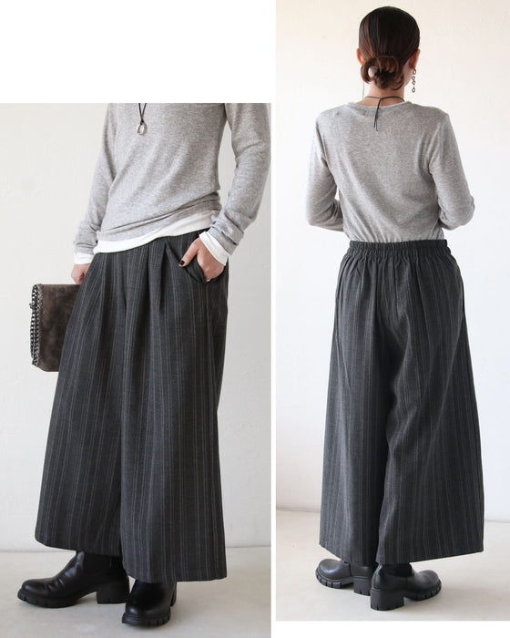 ナチュラルな風合いが魅力の、縦ライン柄タックパンツ。